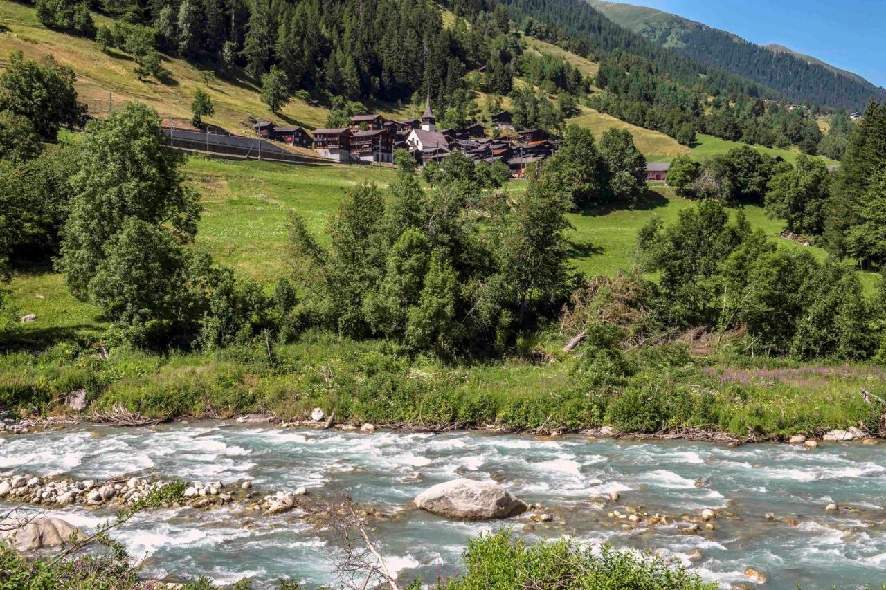 Denkmalgeschützter Spycher total renoviert Goms Buitenkant foto