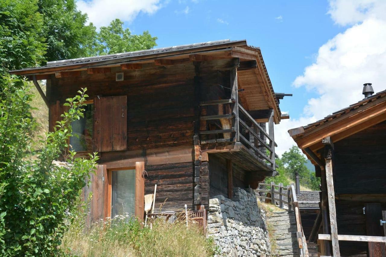 Denkmalgeschützter Spycher total renoviert Goms Buitenkant foto